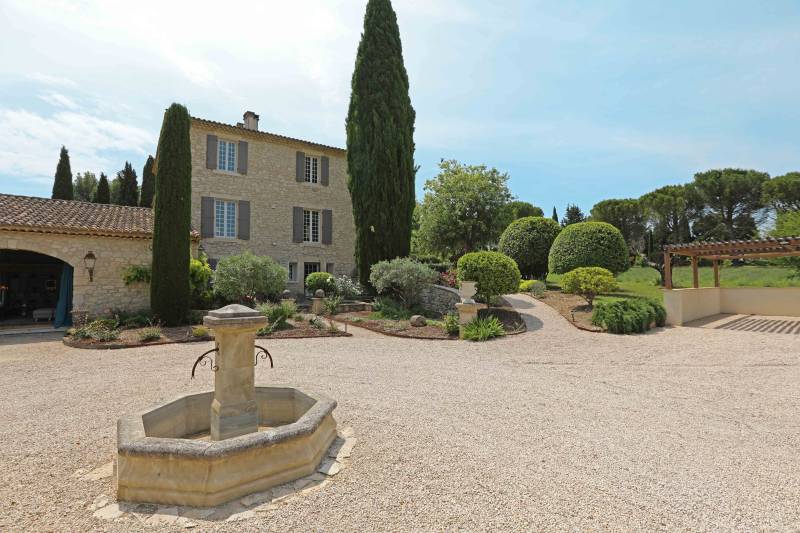 Holiday rental of an exceptional property with views of Mont Ventoux, swimming pool and fully equipped pool house.
