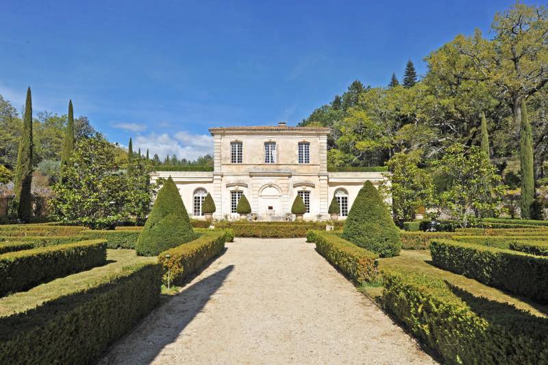 To rent for exceptional holidays, luxurious property in the heart of the St Lambert forest with pool and tennis.