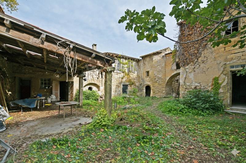 Historic private hamlet to renovate in Luberon
