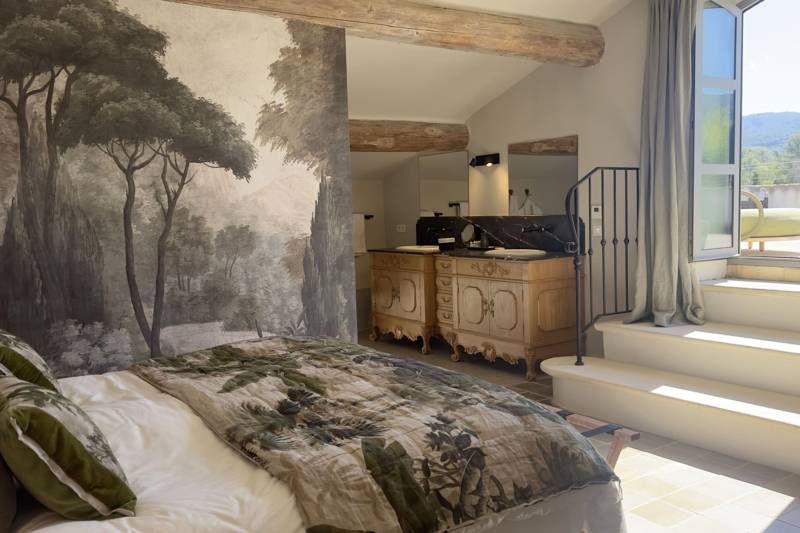 To rent in Oppède, superb seven-bedroom property with swimming pool, outdoor massage area and outdoor nomad tent.
