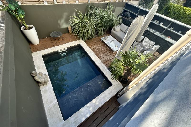 In Saint-Rémy-de-Provence, in the village center, a stunning, unique 150-square-meter loft with a courtyard and swimming pool.