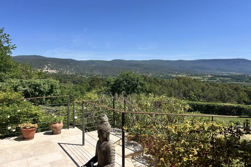 In Saint-Saturnin-lès-Apt, an elegant property with panoramic views of the Luberon, set within 5,620 m² of landscaped grounds featuring a swimming pool.