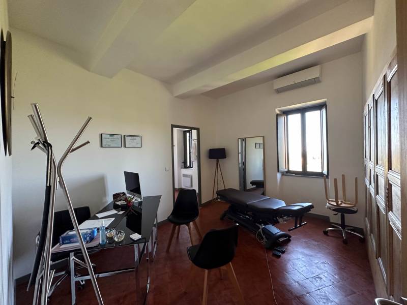 Gordes : elegant investment property in the centre of the village opposite the Château on 5 floors
