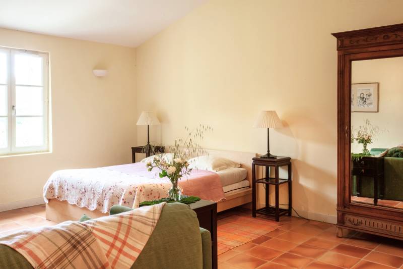 Provençal Bastide in Rustrel with pool, accommodates up to 28 guests for a nature-filled and authentic holiday.