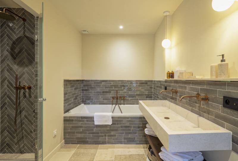 Stunning mas renovated with modernity and authentic charm, near the village of Gordes with pool and high-end amenities.
