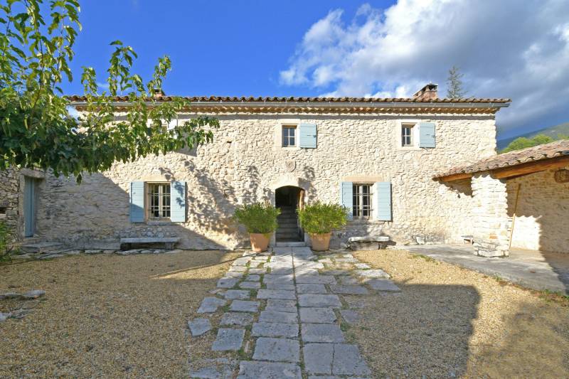 Authentic renovated sheepfold in Rustrel, surrounded by nature with large pool and views over the ochres of the Colorado Provençal.