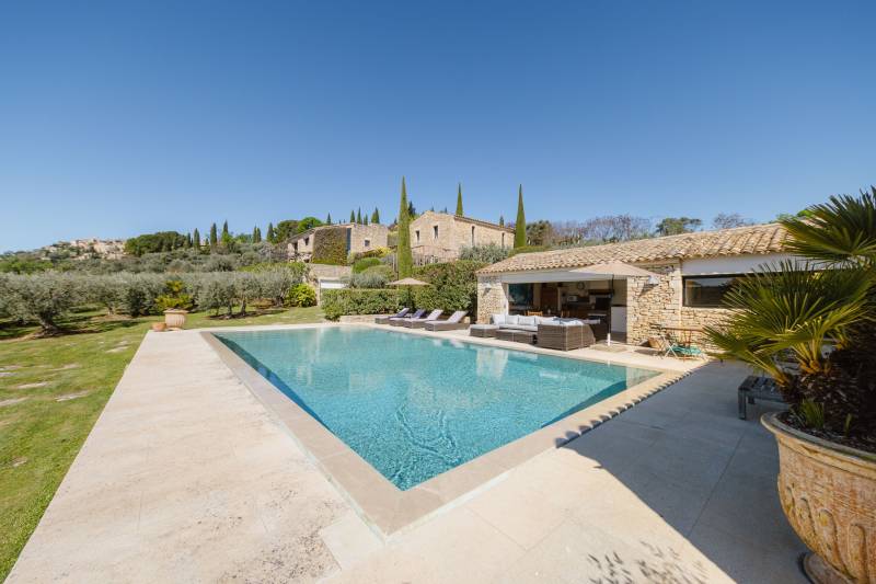 Traditional stone house with annexe, garages, swimming pool and superb views over the village of Gordes and the Luberon plain.