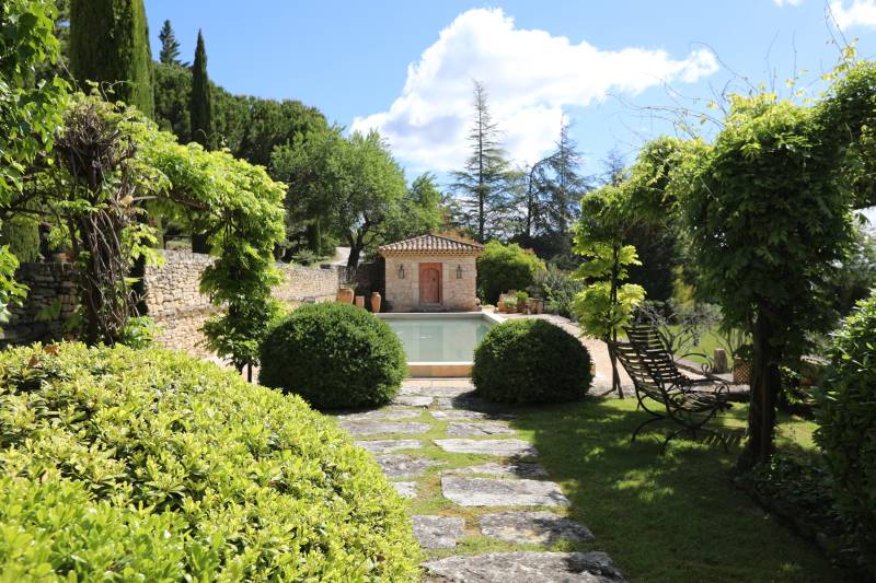 Rental of a renovated stone Mas with pool, summer kitchen and panoramic view over the village of Gordes.