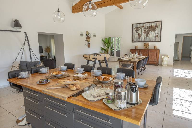 For your holiday in the Luberon, Provençal villa with five bedrooms, swimming pool, jacuzzi and table tennis, accommodating up to 13 guests.