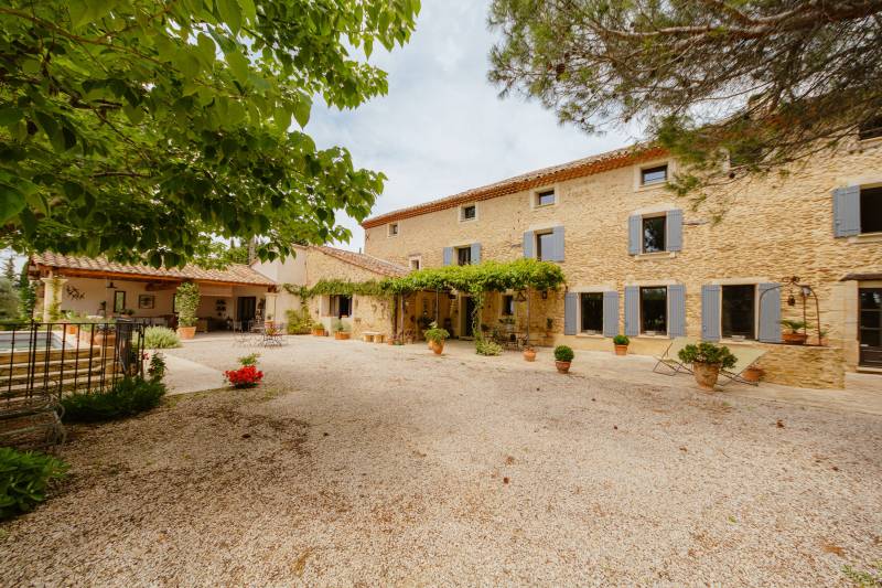 Comtat Venaissin - Stone building XIXᵉ on 17 ha, with dovecote and swimming pool, view of vineyards.