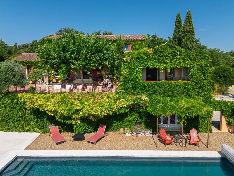For rent near Roussillon, large Provençal house with stunning views of the Luberon and the Mont Ventoux