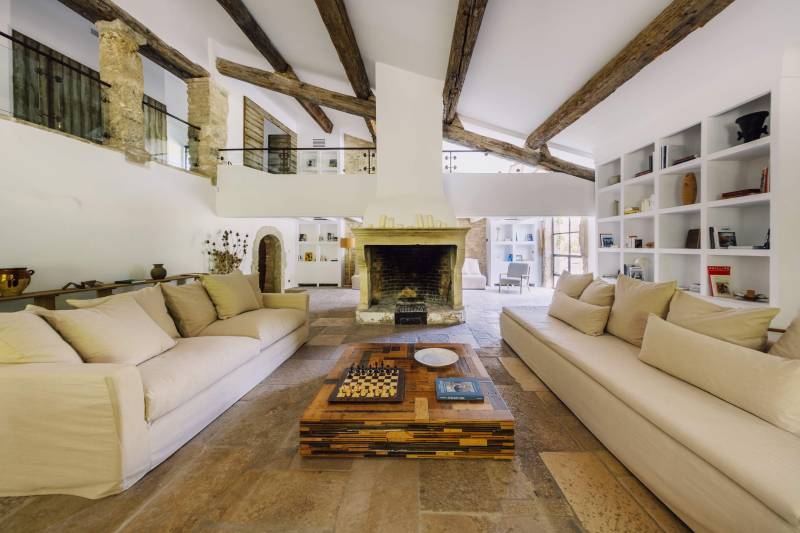 Seasonal rental between Bonnieux and Lourmarin: a luxurious Mas with pool and tennis court nestled in unspoilt nature.
