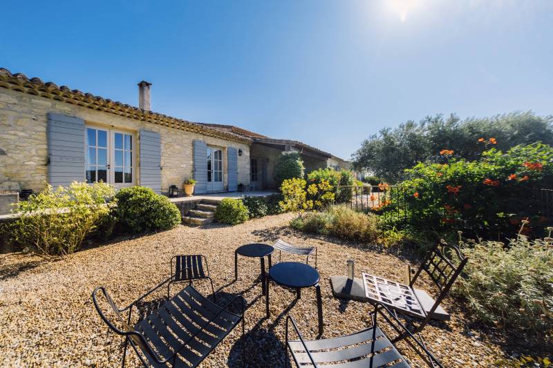 Seasonal rental of a Provençal family stone house with swimming pool, facing the Luberon and with views of the village of Gordes.