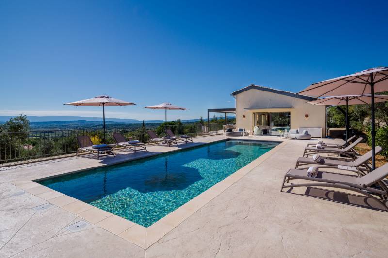 Large property on the heights of Saint-Saturnin-lès-Apt with a heated pool and a terrace offering panoramic views over the Luberon.