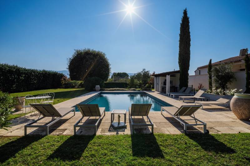 Exclusive, perfectly restored house with swimming pool, well-kept garden, and views of the Luberon in a residential neighborhood.