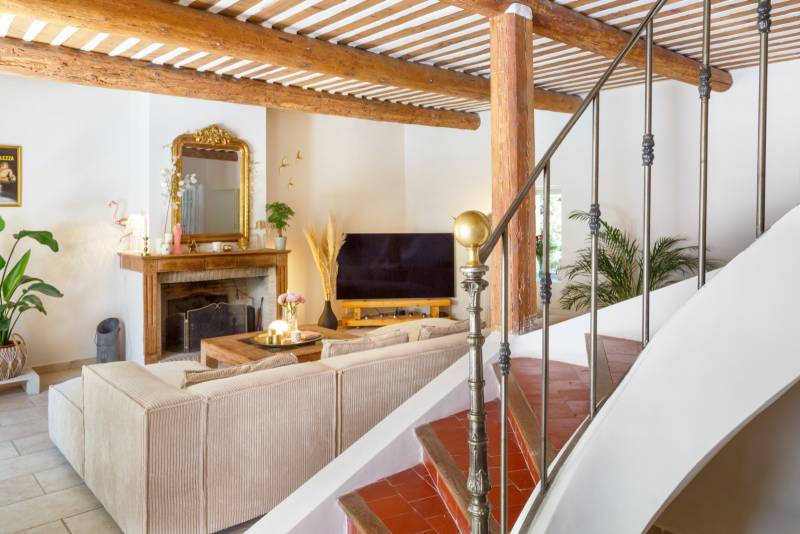Carefully restored Provençal farmhouse in Maubec with pool, Mediterranean garden, Luberon view and walking access to the village.