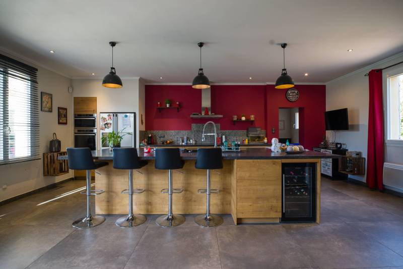 For sale in Roussillon, in the heart of the Luberon, contemporary villa with swimming pool and beautiful views.
