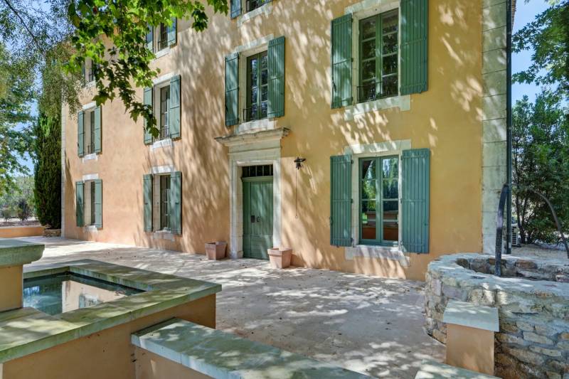 Renovated country house and farmhouse with outbuildings, set on over 4.3 hectares in the heart of the Luberon