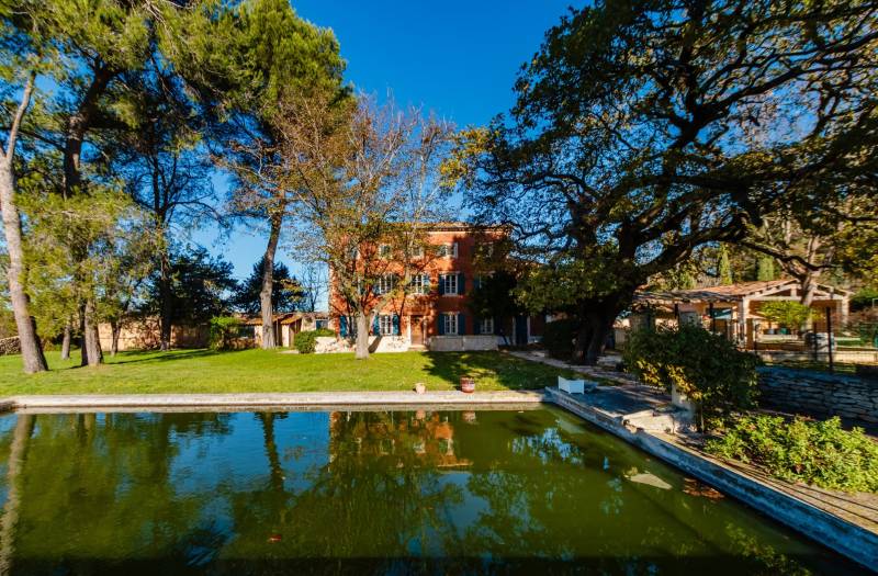 Bastide to renovate with panoramic view of the Luberon.