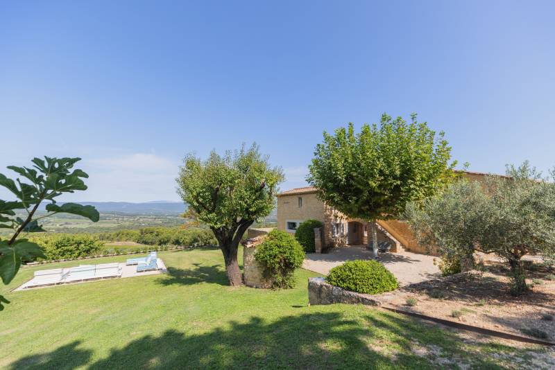 For rent in the countryside of Bonnieux, superb renovated hamlet with swimming pool, high-end amenities and panoramic views.