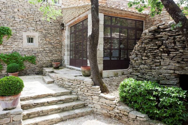 For rent in Gordes, elegant stone property with swimming pool, tennis court and multisport ground within walking distance of the village.