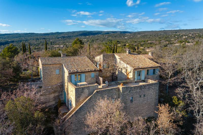 Gordes, hillside property on 2 hectares of land in the Luberon