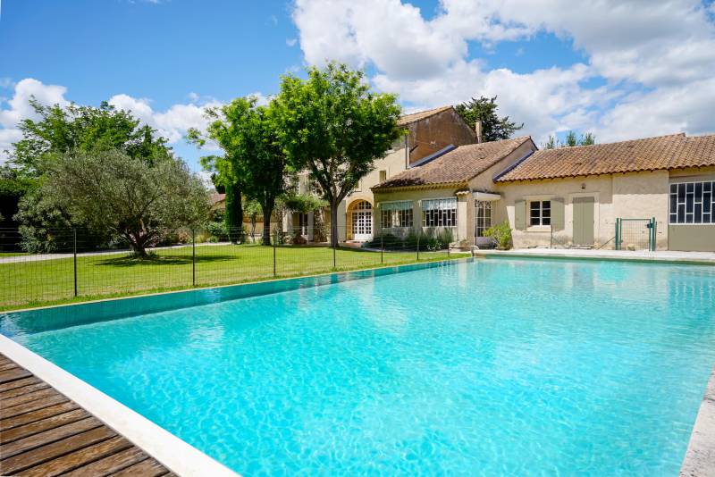 This historic 1850 farmhouse, located by the Canal de Provence, features 386 m² of living space across three levels, a converted barn, and a veranda. Surrounded by a lush garden and an infinity pool, it offers great potential for family living or guest ac