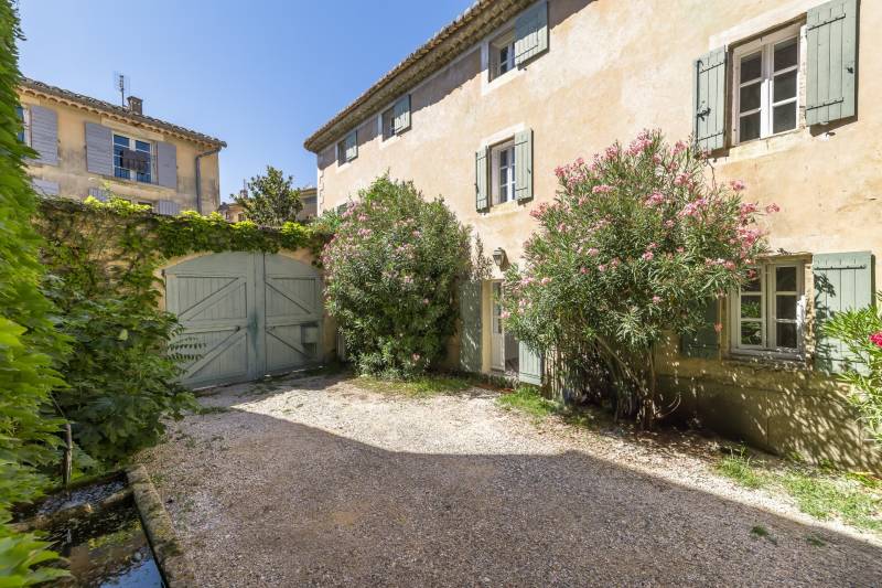 In Gordes, for sale, a stunning country house in a hamlet with a courtyard and a swimming pool.