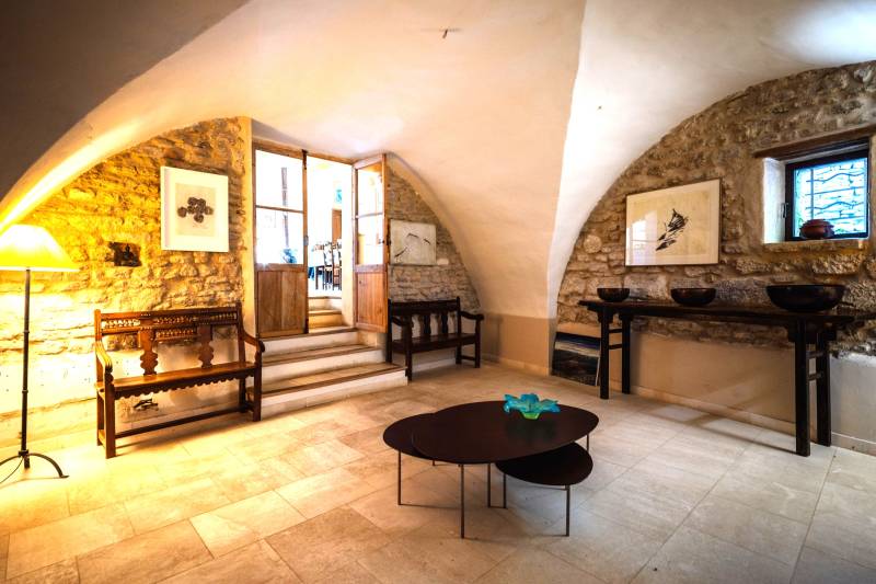 In the village of Cabrières-d'Avignon, a historic stone mansion with a swimming pool and garden near the castle.