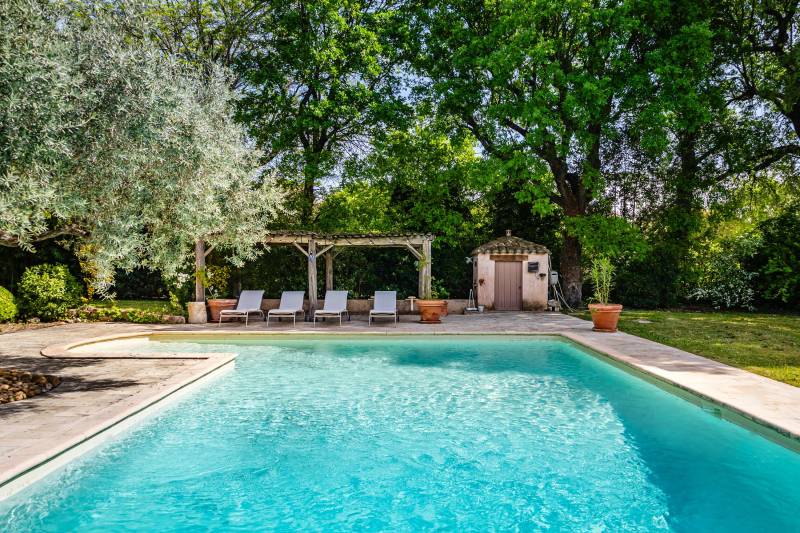 Located between Carpentras and Mont Ventoux, this charming country house is the ideal family home or the perfect vacation home.