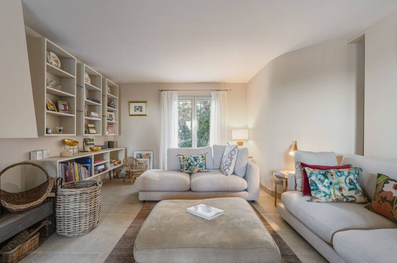 For rent just minutes from Gordes, in the heart of a Mediterranean pine forest, contemporary home with views and swimming pool.
