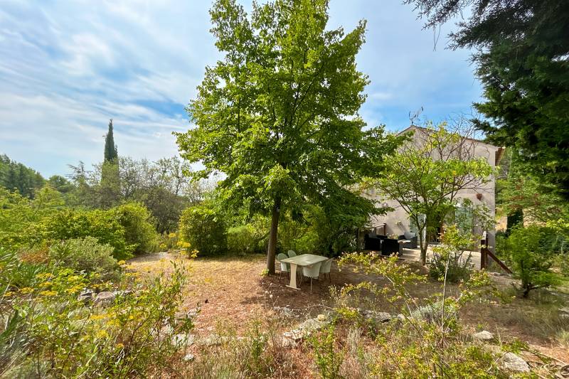 In L’Isle-sur-la-Sorgue, Saint-Antoine neighborhood, a renovated historic home on 2500 m² for sale, featuring a separate guesthouse, a shared swimming pool, and unobstructed views.