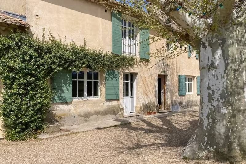 Located between Robion and Cavaillon, a renovated farmhouse in a quiet setting, featuring 8 bedrooms, including a 60 sqm, and 2 separate guesthouses, with a swimming pool and pool house.