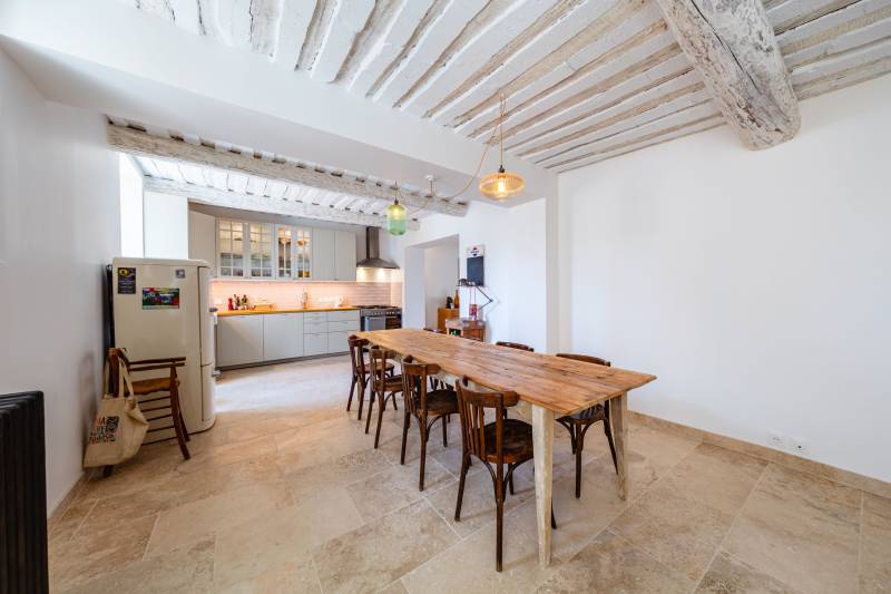 In Pernes-les-Fontaines, beautiful townhouse of over 200 square meters, fully renovated, combining Provençal charm and contemporary design.