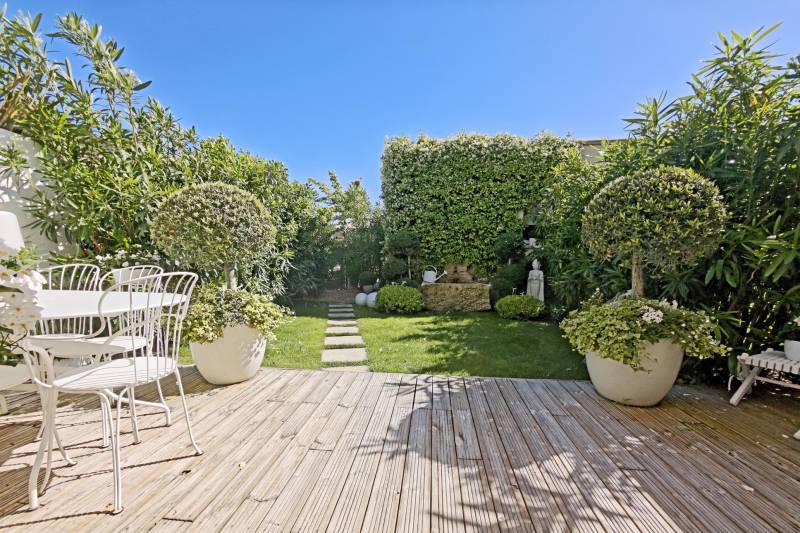 Nestled in a peaceful and unspoiled setting, in the heart of the highly sought-after village of Lagnes, this elegant property has been renovated in a contemporary style.