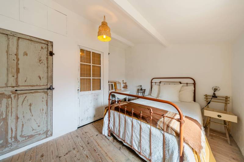 Guest bedroom: Refined decor emphasizing the beauty of the original structural elements.