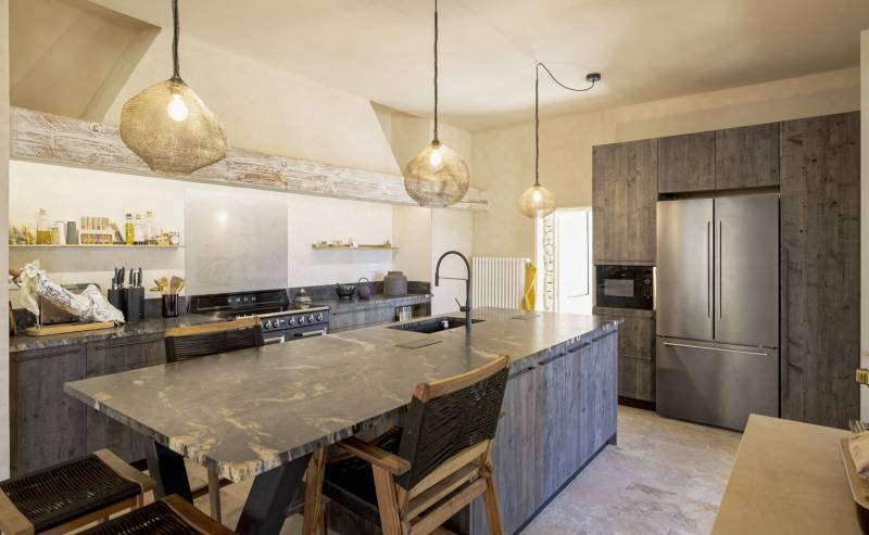 For rent, prestigious stone property for your holidays in Gordes with pool, summer kitchen, and multi-sport court