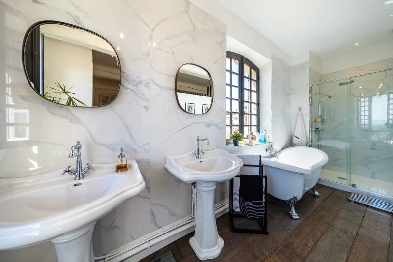 High-end bathroom designed with noble materials, combining luxury with classic French aesthetics.