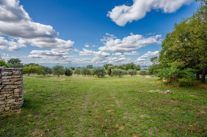 Sale in Venasque: This property is a true gem of Provençal architecture, offering an exceptional living environment on nearly 22 hectares, with a panoramic view of the Ventoux.
