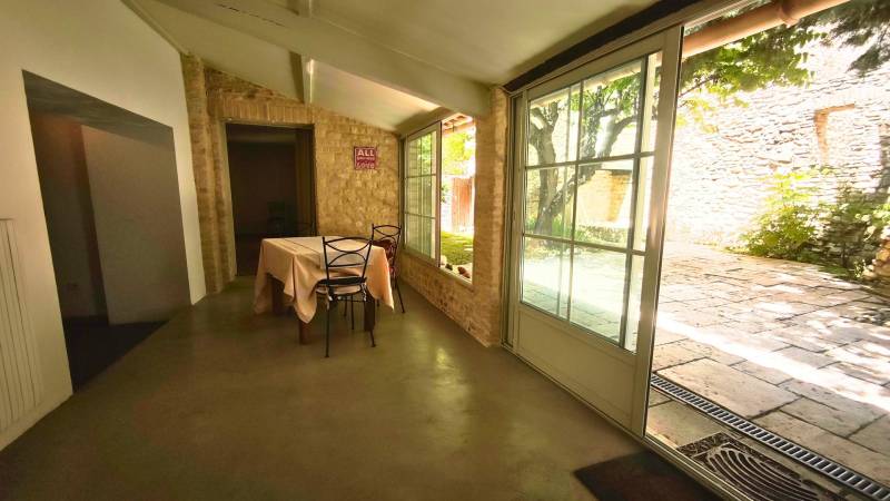 Hamlet house with courtyard, outbuilding and pond in the heart of one of the oldest hamlets in the village of Gordes.