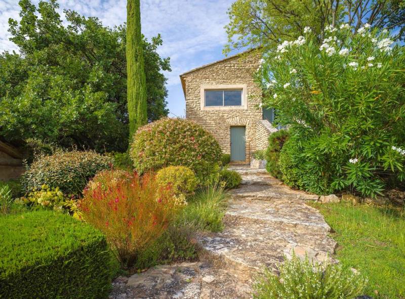 Near Gordes, beautiful stone property with outbuilding, swimming pool and terraces, offering panoramic views over the Luberon.