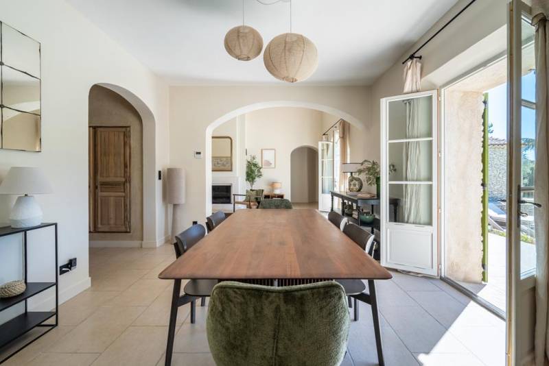A few minutes from the center of the village of Gordes, renovated stone house with swimming pool in a quiet neighborhood.