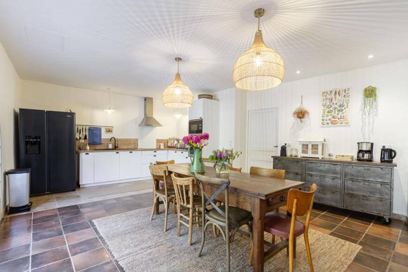 Character property of nearly 320 m² with courtyard, swimming pool and independent 135 m² apartment in Lagnes.