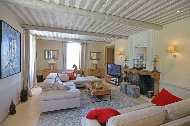 Holiday rental of an exceptional property with views of Mont Ventoux, swimming pool and fully equipped pool house.