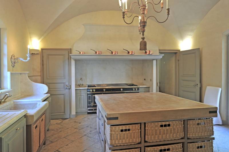To rent for exceptional holidays, luxurious property in the heart of the St Lambert forest with pool and tennis.