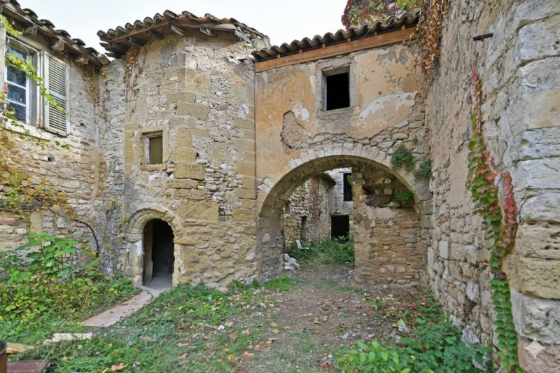For sale in the Luberon: historic private hamlet to renovate and convert into a hotel on the Via Domitia cycle path.