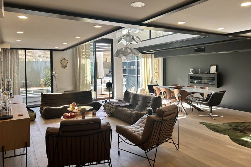In Saint-Rémy-de-Provence, in the village center, a stunning, unique 150-square-meter loft with a courtyard and swimming pool.