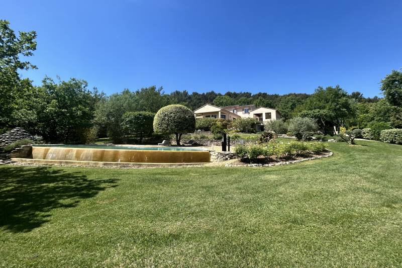 In Saint-Saturnin-lès-Apt, an elegant property with panoramic views of the Luberon, set within 5,620 m² of landscaped grounds featuring a swimming pool.