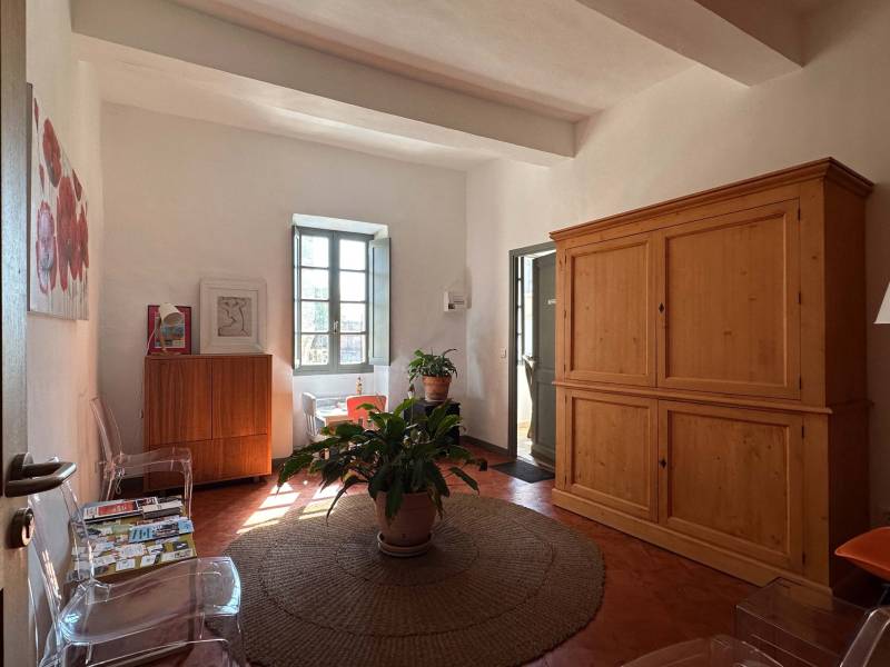 Gordes : elegant investment property in the centre of the village opposite the Château on 5 floors