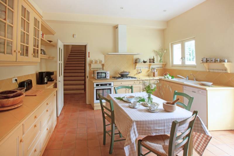 Provençal Bastide in Rustrel with pool, accommodates up to 28 guests for a nature-filled and authentic holiday.